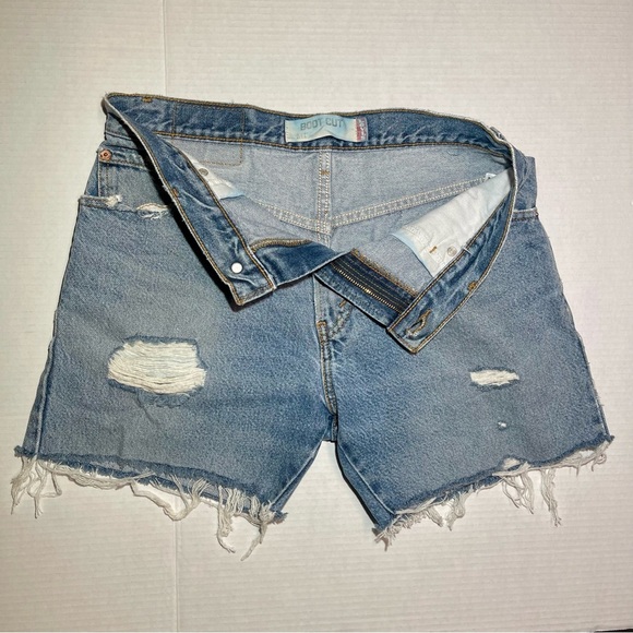 Women’s Levi’s Jean Cutoff Shorts Size 32 Waist 5in Inseam - Picture 2 of 13